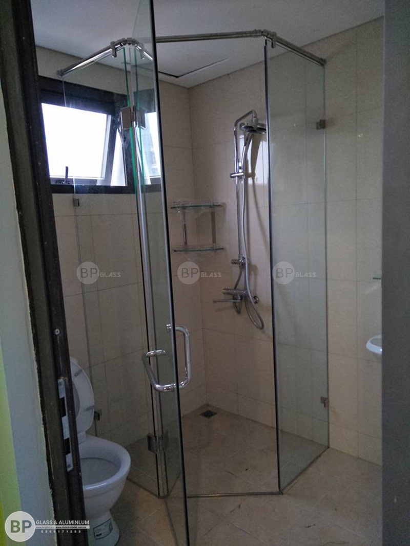 Thi công vách tắm kính 135 độ Anh Đức Lạc Hồng
